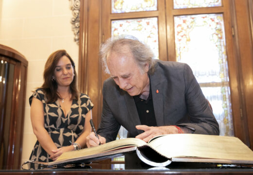 Inés Rey recibiu ao artista Joan Manuel Serrat, que asinou o Libro de Ouro do Concello na previa do seu concerto no Coliseum